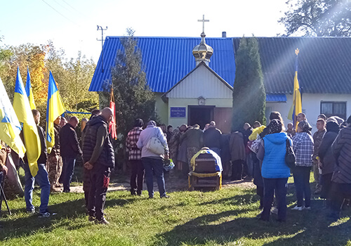 На Ізяславщині віддали останню шану новітньому Герою, який загинув на Херсонщині