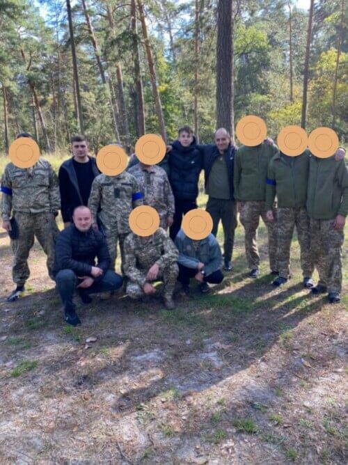 Голова Шепетівської ТГ передав автівки та речі для військовослужбовців, які боронять країну на східному фронті