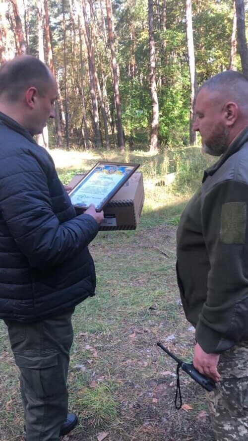Голова Шепетівської ТГ передав автівки та речі для військовослужбовців, які боронять країну на східному фронті