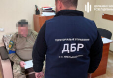 Посадовець міграційної служби з Хмельниччини продавав українські паспорти росіянам