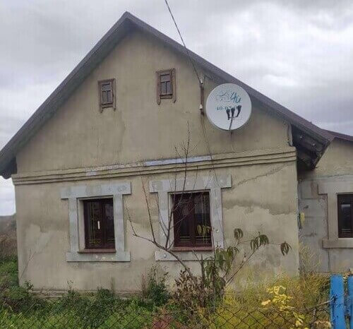 Дитині-сироті з Нетішина придбали будинок у Рівненській області