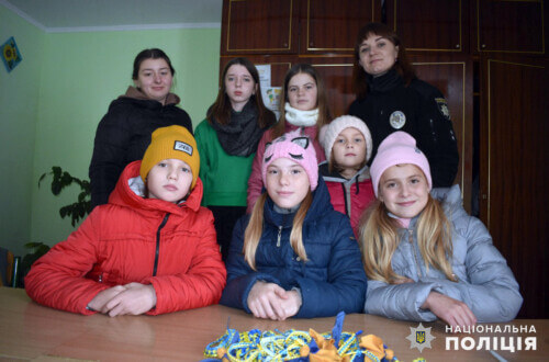 На Шепетівщині полісмени разом із дітьми створювали обереги для воїнів: матеріали для творчості передали з Італії