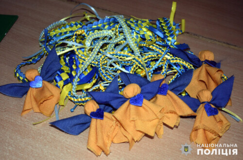 На Шепетівщині полісмени разом із дітьми створювали обереги для воїнів: матеріали для творчості передали з Італії