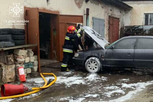В Ізяславі палав автомобіль Аudi A6