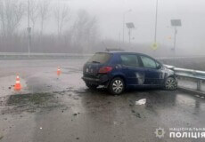 На Хмельниччині автомобіль влетів у відбійник