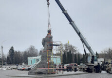 З’явилося відео, як у Шепетівці демонтують радянський пам’ятник
