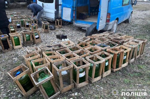 Автівку з алкоголем невідомого походження зупинили на Хмельниччині