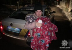 На Хмельниччині молода жінка з дитиною потребувала допомоги поліції