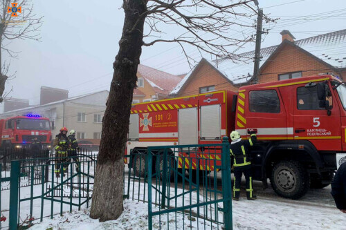 На Хмельниччині під час пожежі врятували трьох молодиків