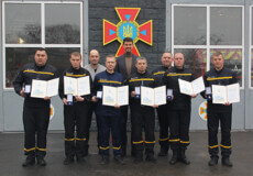 Шестеро рятувальників із Шепетівщини отримали відзнаки за ліквідацію наслідків ракетних ударів