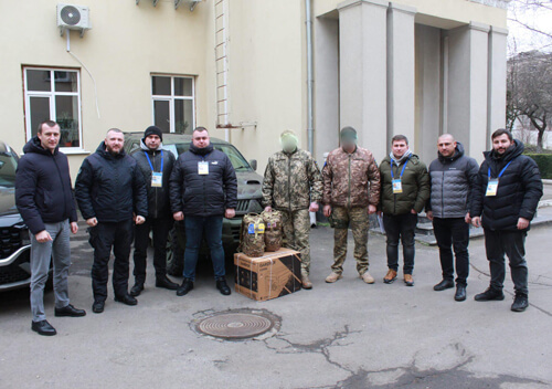 Представники кіноіндустрії передали авто для захисників із Хмельниччини