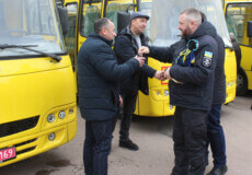 Громади Шепетівщини отримали нові шкільні автобуси