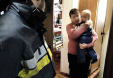У Нетішині двоє малюків опинилися у квартирі за зачиненими дверима