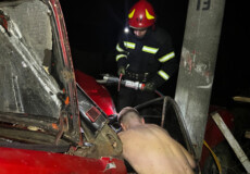 На Шепетівщині вночі рятувальники визволяли пасажирку з авта