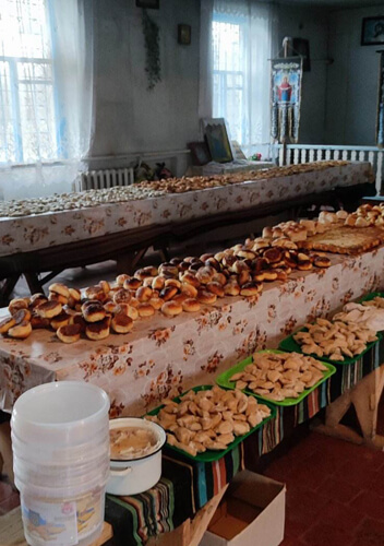 Громада на Шепетівщині тримає продовольчий тил, готуючи смаколики для ЗСУ