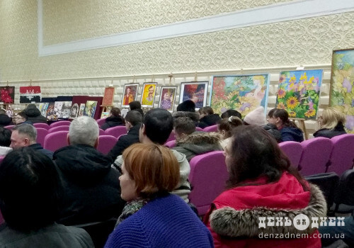 У Шепетівці під час аукціону пішли з молотка картини та розписані гільзи