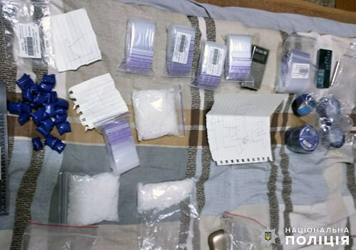 На Хмельниччині наркоторговець просив студентку-іноземку забирати посилки зі «спортивним харчуванням»