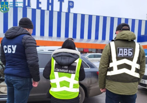 Мешканець Шепетівщини допомагав чоловікам виїхати за кордон під виглядом водіїв-волонтерів