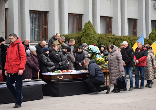 Шепетівська громада провела в останню путь воїна з Херсонщини