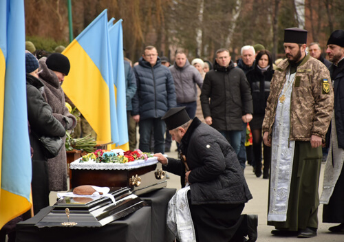 Шепетівська громада провела в останню путь воїна з Херсонщини