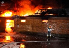 На Хмельниччині під час пожежі виробничого приміщення вогнеборці запобігли вибуху газових балонів
