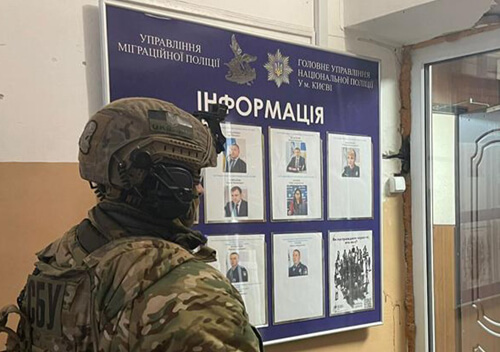 Посадовців міграційки викрили на «дахуванні» «полуничного» бізнесу