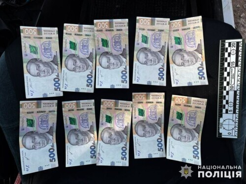 Мешканець сусідньої області залишив у службовому авто полісменів Хмельнич&shy;чини 5 тисяч гривень