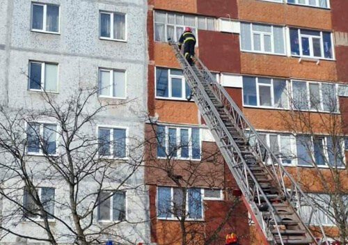 На Шепетівщині рятувальникам через вікно вдалося потрапили у квартиру бабусі