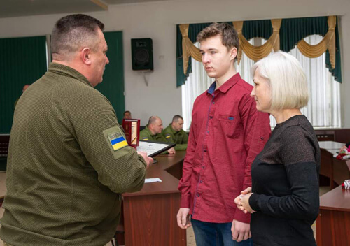 На Шепетівщині рідним героя-прикордонника вручили його нагороду