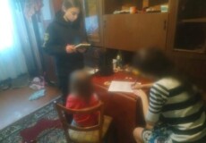 Антисанітарія та відсутність чистого одягу: на Хмельниччині ювенали завітали до сім’ї, яка виховує 3-річну дитину