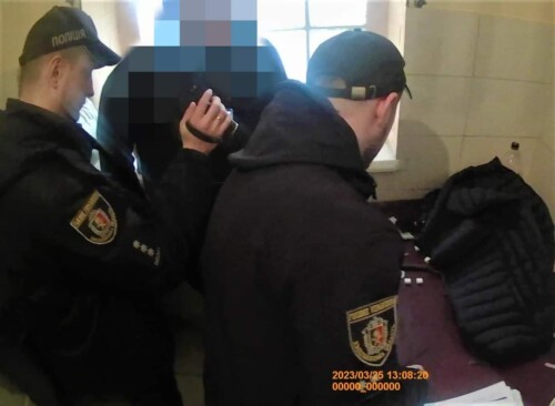 На Хмельниччині фельдшер виправної колонії попався з лотком тушкованої картоплі