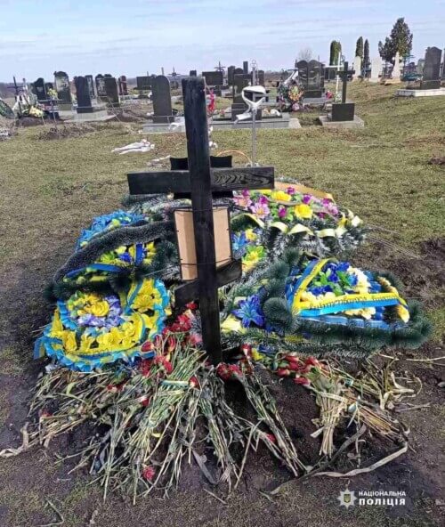 У сусідній із Хмельниччиною області обікрали могилу загиблого