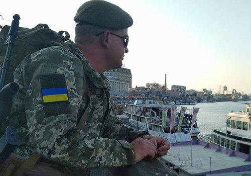 Танкіст із Хмельниччини, якому обпекло очі й посікло тіло уламками, знову повернувся на передову