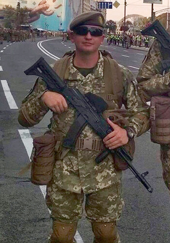 Танкіст із Хмельниччини, якому обпекло очі й посікло тіло уламками, знову повернувся на передову