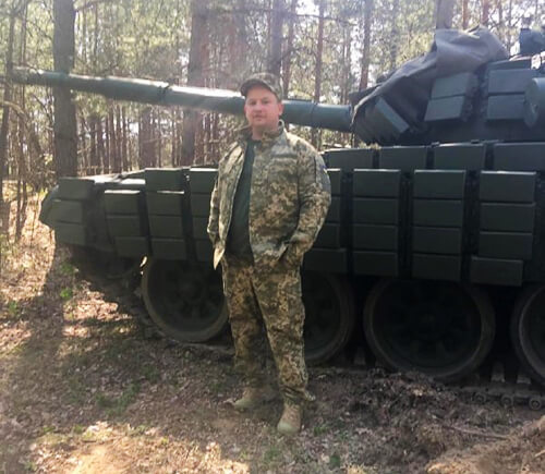 Танкіст із Хмельниччини, якому обпекло очі й посікло тіло уламками, знову повернувся на передову