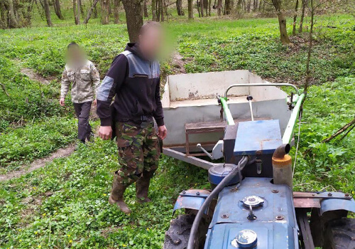 Двох чоловік застали «на гарячому» в лісі на Хмельниччині
