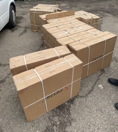 Мешканка Хмельниччини намагалася перевезти через митницю майже дві сотні пар взуття під виглядом гуманітарки