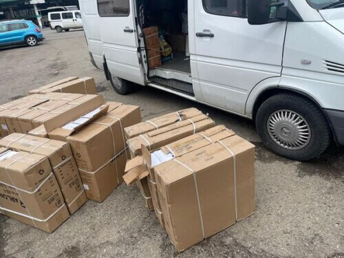 Мешканка Хмельниччини намагалася перевезти через митницю майже дві сотні пар взуття під виглядом гуманітарки