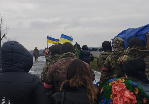 На Шепетівщині громада з квітами і прапорами провела в останню путь земляка-захисника