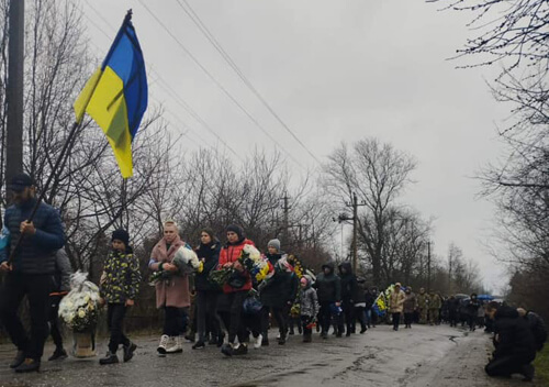 На Шепетівщині громада з квітами і прапорами провела в останню путь земляка-захисника