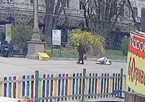 Хлопчик на дитячій машинці збив пенсіонерку: у сусідній із Хмельниччиною області сталася незвичайна ДТП