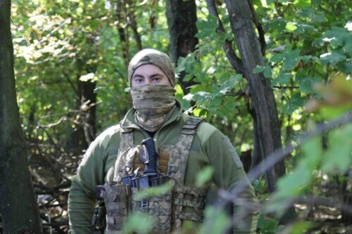 «Комбат» із Хмельниччини переконаний, що найкраще бойового духу додають повідомлення в радіостанції про успішно вражені цілі ворога