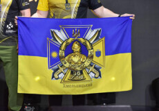 Боєць із Хмельниччини на національному відборі нескорених розгорнув прапор свого батальйону
