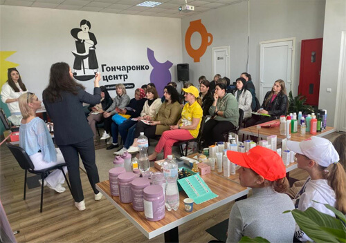 У селищі на Хмельниччині діють б’юті-курси для дружин військових