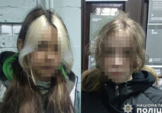 Пасажирка поїзда впізнала у попутницях дівчат, яких розшукували на Хмельниччині