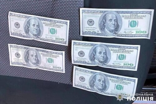 На Хмельниччині чоловік запропонував поліції 500 доларів США