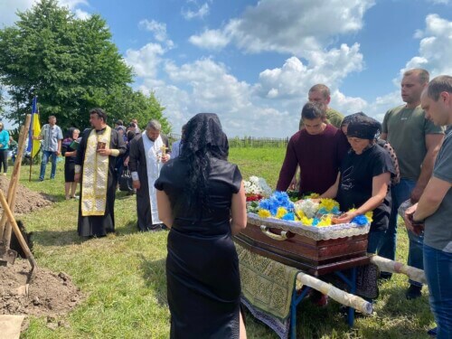 У громаді на Шепетівщині попрощалися із багатодітним Героєм, який загинув у бою в Запорізькій області