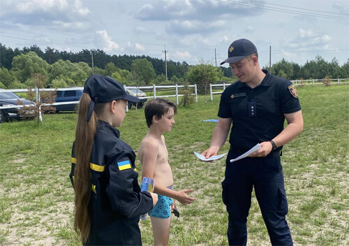 Як на Шепетівщині діти допомагають рятувальникам