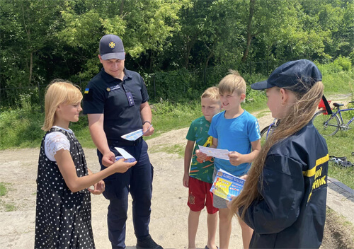 Як на Шепетівщині діти допомагають рятувальникам