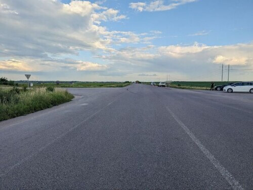 ДТП на автодорозі «Городище-Рівне-Старокостянтинів»: позашляховик — у кюветі, а вантажівка — у полі